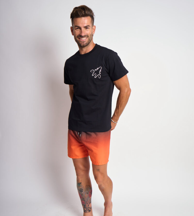 Camiseta negra con logo blanco Wildgiraffes y degradado en espalda