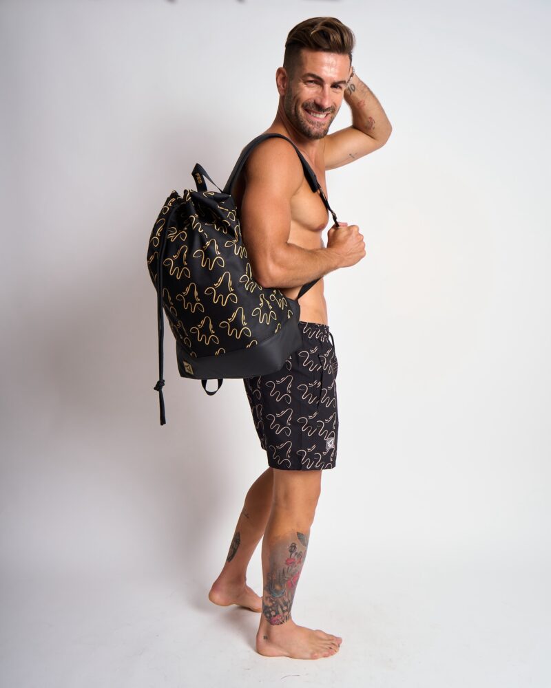 Mochila de playa negra monograma wildgiraffes