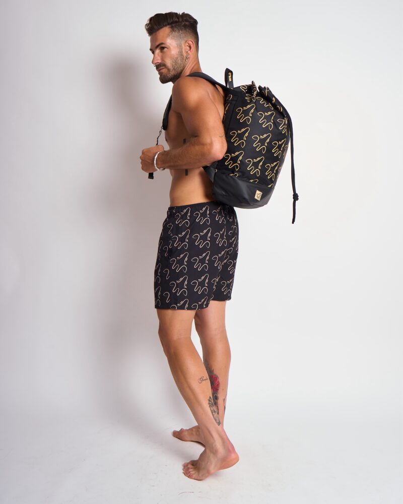 Mochila de playa negra monograma wildgiraffes
