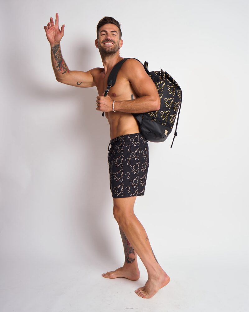 Mochila de playa negra monograma wildgiraffes