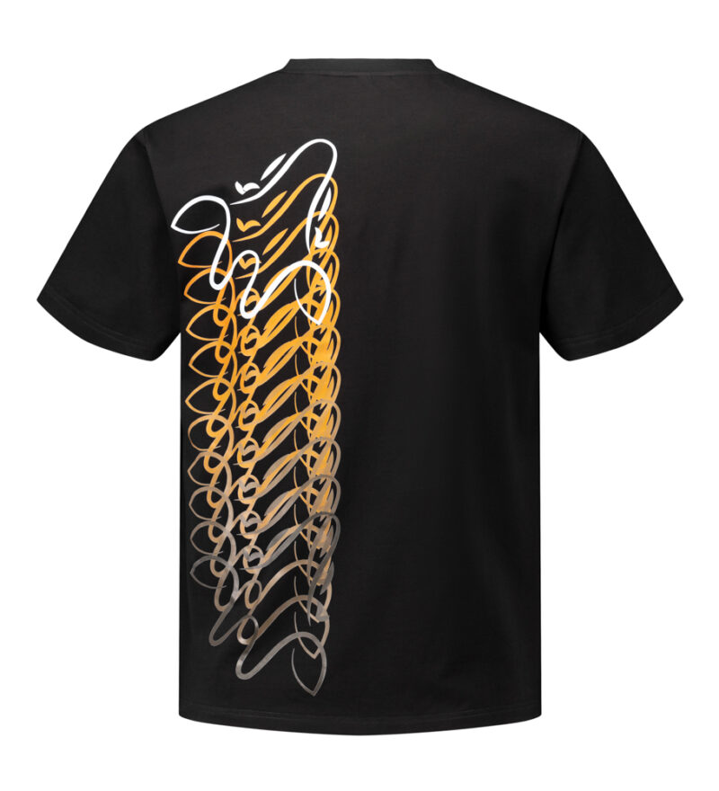 Camiseta negra con logo blanco Wildgiraffes y degradado en espalda